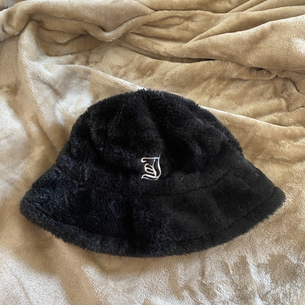 Black fluffy bucket hat